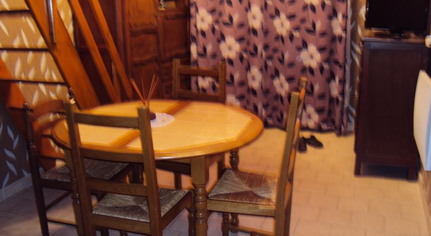 Maison D'Hotes La Douloire แปร์นส์-เลส์-ฟงแตนส์ ภายนอก รูปภาพ